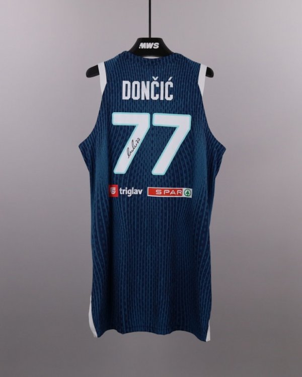 Áo chữ ký của Doncic đang được