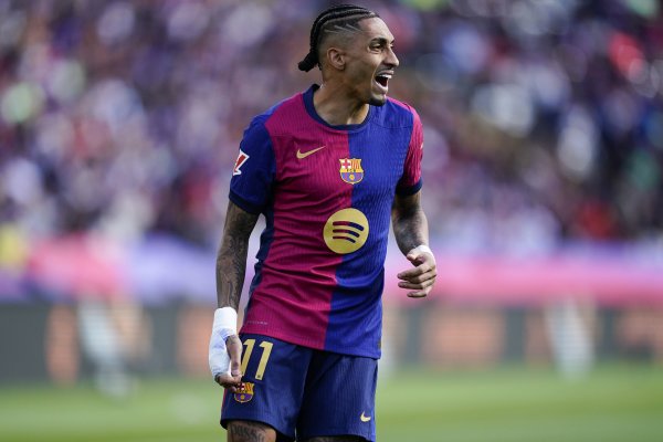 Sự trở lại bị hoãn + bỏ lỡ El Clasico! TA: Raphinha dính chấn thương gân khoeo và sẽ phải nghỉ thi đ